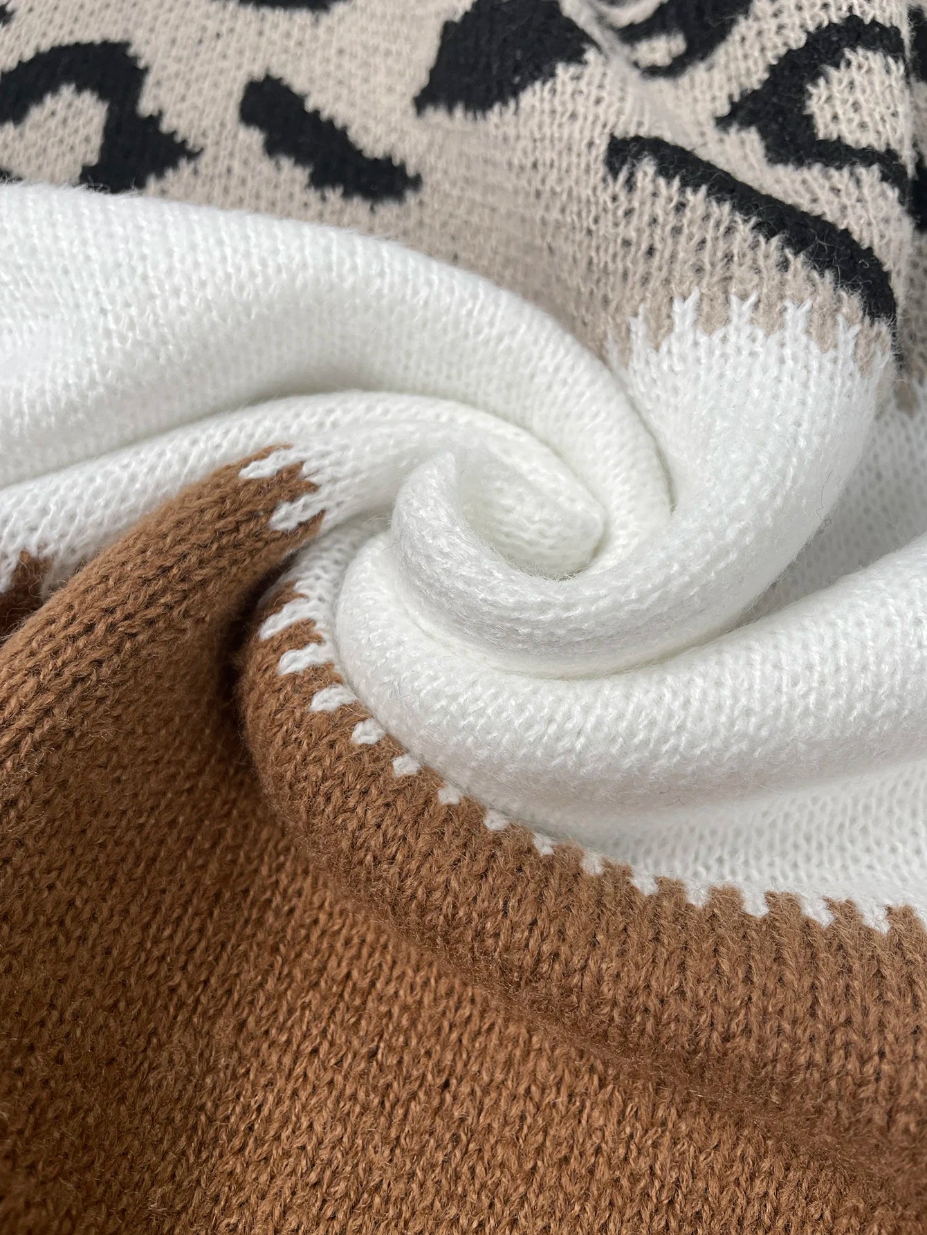 MODESSO® | Sweter z nadrukiem w panterkę
